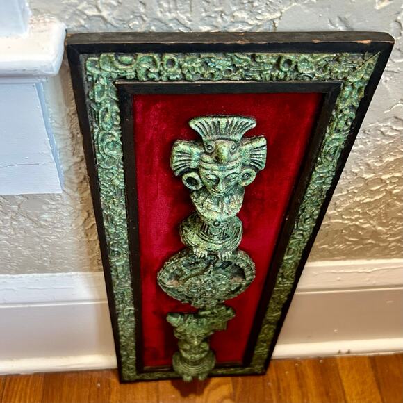 Vintage Aztec Crushed Malachite Over Red Velvet Folk Art Hanging Wall Plaque - Picture 3 of 14